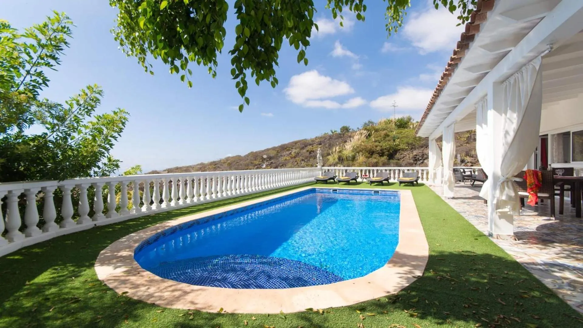 Villas Trillizos 아데제